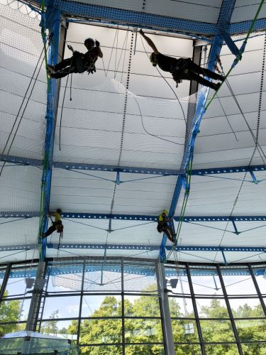 Netzmontage in Schwimmbad